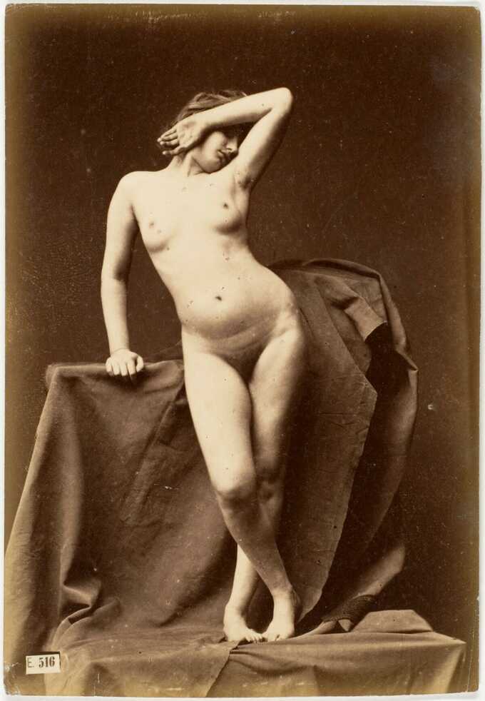 Unknown : [Jeune femme, nue, de face avec la main sur le visage]
