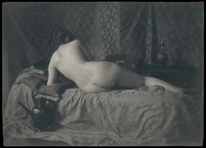 Unknown : [Femme nue de dos]